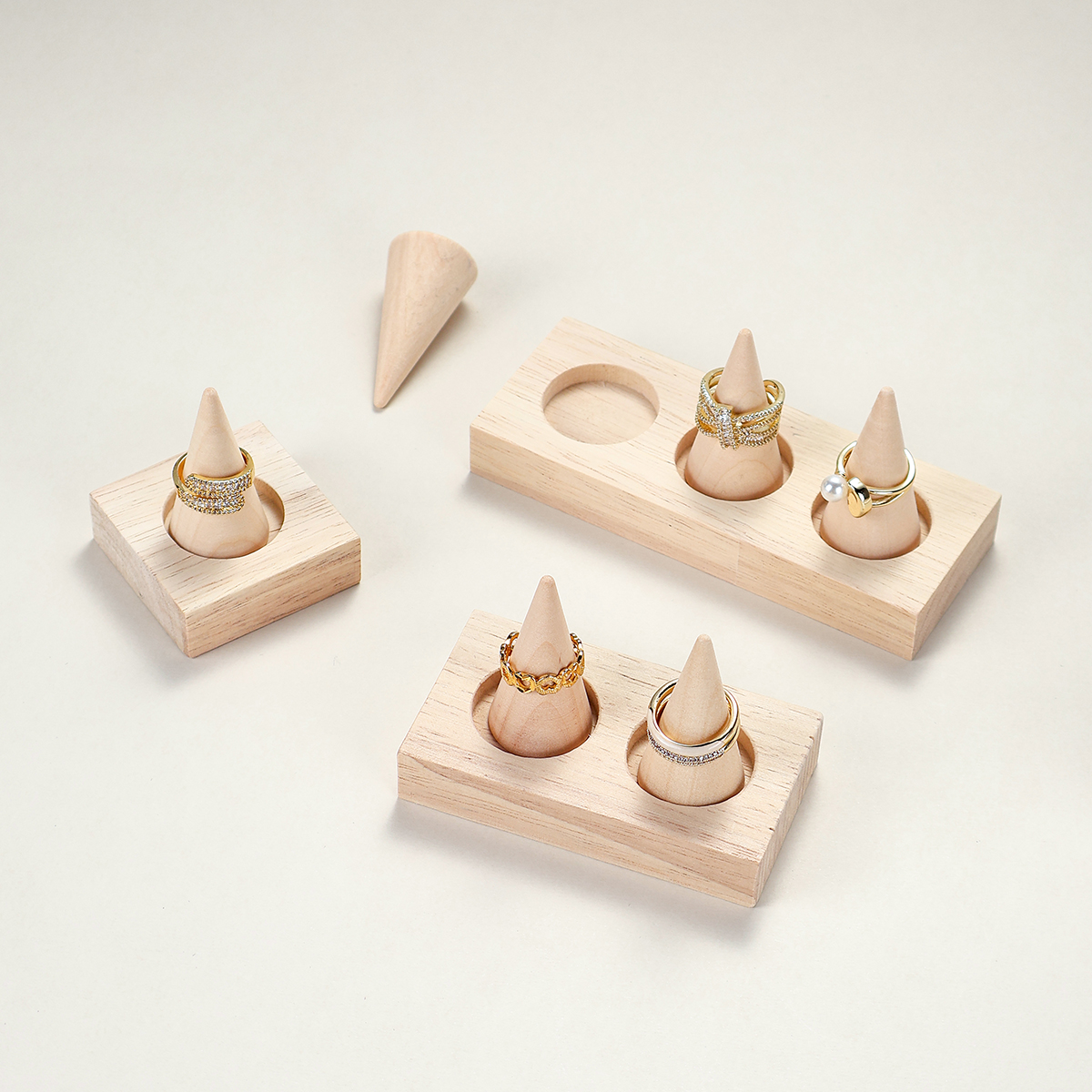The wooden ring holder is deta - Jewelry Making Store recensie en prijs